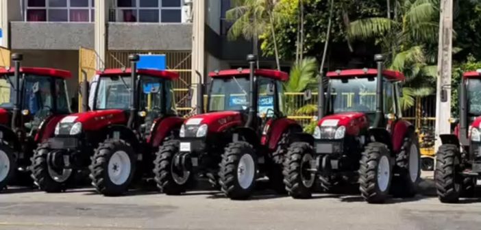 Recebendo um trator para fortalecer a Agricultura